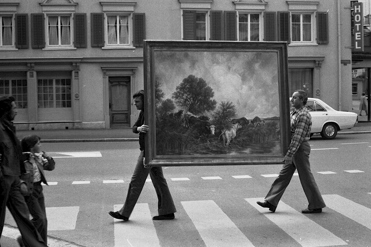 Walter Hug | Mit Bild durch Glarus | 5. Juni 1976 | Fotografische Sammlung des Glarner Kunstvereins
